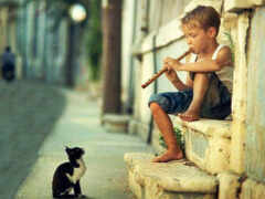 мальчик, сидящий на уступе с кошкой и флейтой