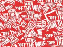 фургоны с красной наклейки на стене