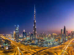 вид на город ночью с большим трафиком