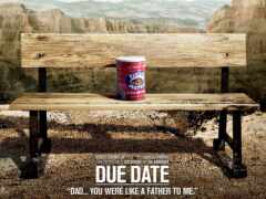 есть банка соды сидя на скамейке в пустыне