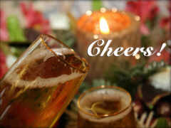 есть бокал пива со свечой на заднем плане