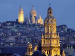 вид на город с башней с часами и церковью