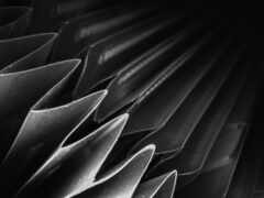 куча ножей, сидящих на столе