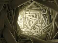 в комнате есть большая куча белых палочек