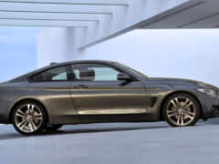 женский вид купе bmw, припаркованного в гараже