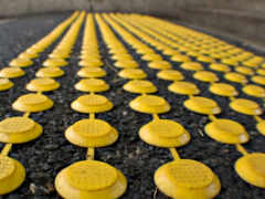 желтые кирпичи lego выстроились на черной поверхности