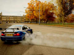 есть автомобиль, который взрывает дым на улице