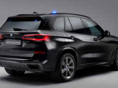 черный bmw suv припаркован в студии