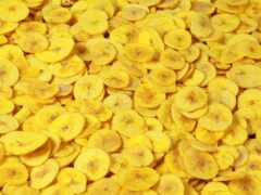 куча бананов, сидящих на столе