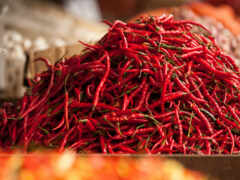 есть много красных чили, сложенных в кучу