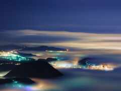 женский вид города вдалеке с туманом на переднем плане