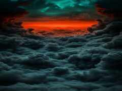 вид на небо с облаками и звездами на расстоянии