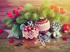 рождественские украшения на деревянном столе с сосновыми шишками и звездой