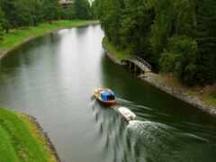 есть лодка, которая идет вниз по реке