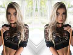 блондинка в черном топе и черных штанах позирует с кием бассейна