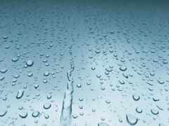 закрытие окна, покрытого дождем, каплями воды