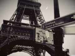 есть черно-белое фото уличного знака и эйфелевой башни