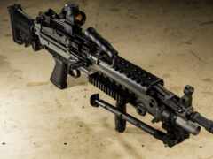 винтовка с прицелом и прицелом на столе