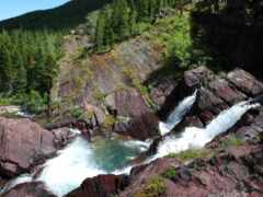 есть река, протекающая через скалистое ущелье с водопадом