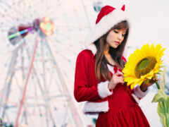 араф, одетый в костюм санта клауса с подсолнухом