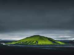 женщина-гора посреди водоема