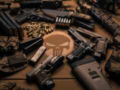 на столе много разных орудий и патронов