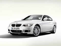 закрытие белой машины bmw на белом фоне