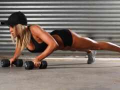 женщина в черном топе и черных шортах, которая толкает вверх тупиц