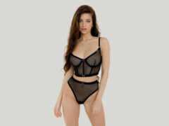 араффе в черном нижнем белье и позирует для фотографии