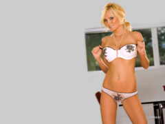 блондинка в белом белье позирует на кухне с окном