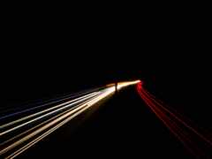 женское изображение поезда, путешествующего по пути ночью