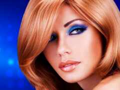 женщина с голубыми глазами и рыжими волосами на синем фоне