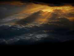 есть изображение солнечного луча, сияющего сквозь облака