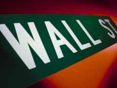 женский зеленый уличный знак с белыми буквами на красном фоне