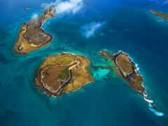 вид с воздуха на группу островов в океане