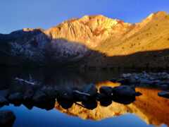 горы, отраженные в озере на закате с камнями и валунами