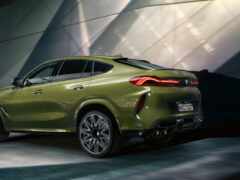 зелёный bmw suv припаркован в здании