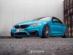 синий bmw m34 с опущенным передним бампером