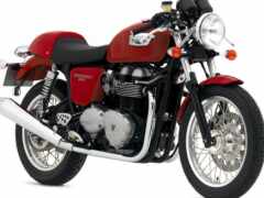 женщина красный мотоцикл с хромированными колесами и хромированными выхлопными трубами