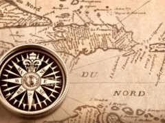 закрытие компаса на карте с картой на заднем плане