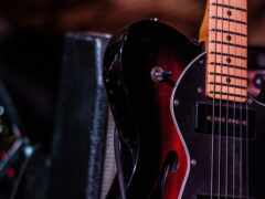 гитары выстраиваются в ряд на сцене