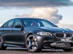 арафед черный bmw m5 с красным интерьером припаркован на дороге