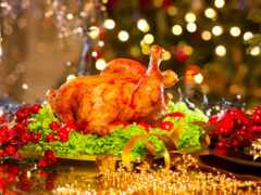 арафляй приготовленная курица на блюде с рождественскими украшениями