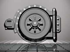 имеется большая металлическая сейфовая дверь с ключом на ней