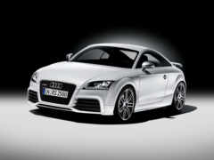закрытие белого автомобиля audi в темной комнате