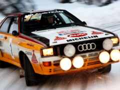 женский автомобиль едет по заснеженной дороге с фарами на