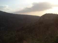 есть вид на гору с долиной на заднем плане