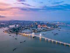 женский вид на город с мостом и рекой