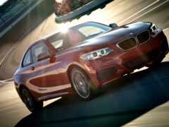 женский взгляд на красный автомобиль bmw, едущий по трассе