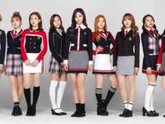 группа девушек в школьной форме позирует для фото